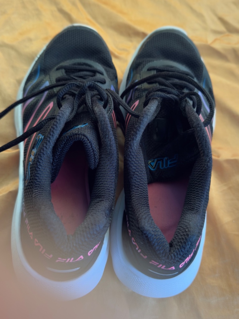 Women size 9 Fila shoes in good condition